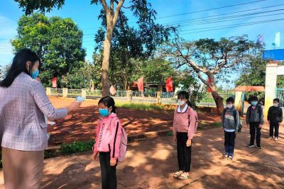 Hình ảnh các em tới trường