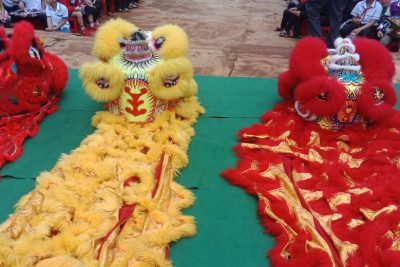 Đội kết hợp với đoàn thanh niên trường tổ chức hoạt động vui tết trung thu cho HS