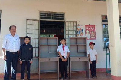 TẶNG QUÀ CHO HỌC SINH NGHÈO VƯỢT KHÓ